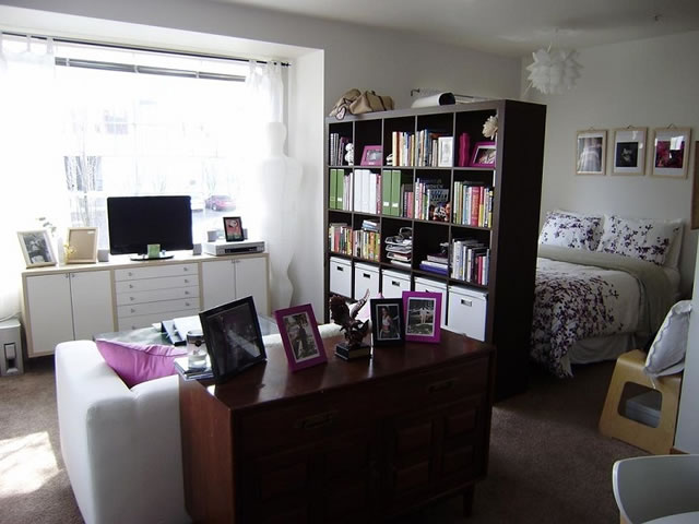 como dividir un dormitorio de la sala en un apartamento pequeno